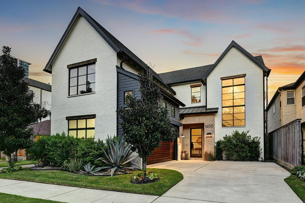 Photo of 1605 Mcduffie Street, Houston, TX 77019 (MLS # 10456910)