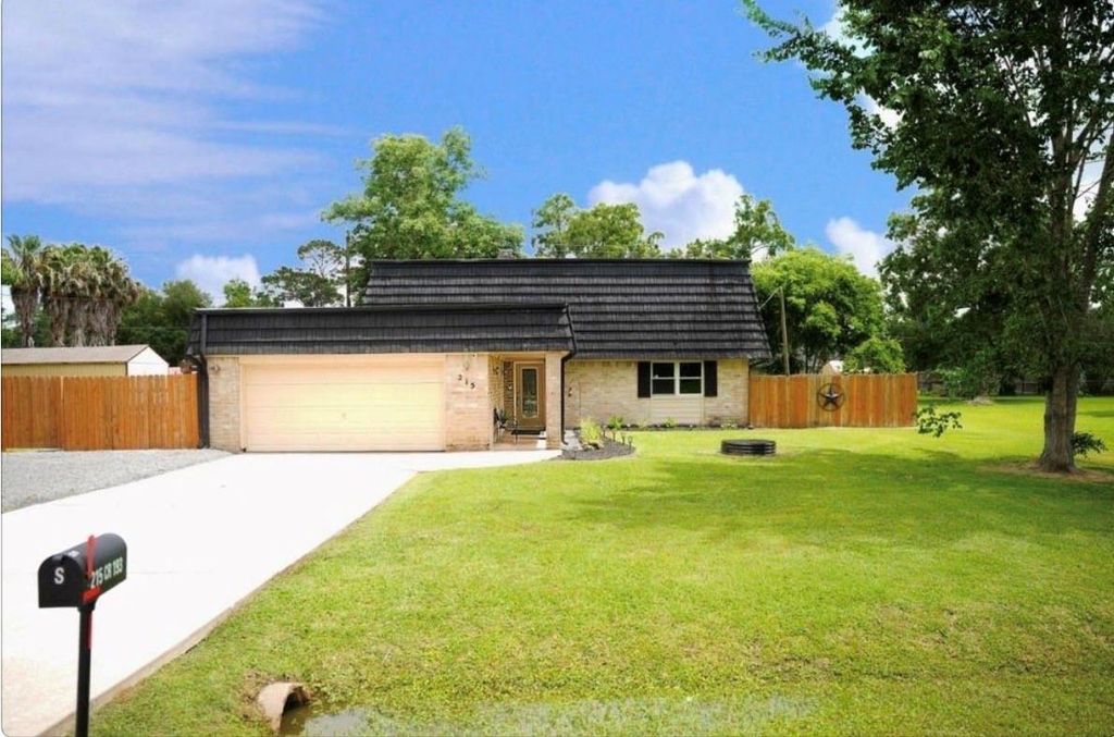 Photo of 215 County Road 193, Alvin, TX 77511 (MLS # 12860137)