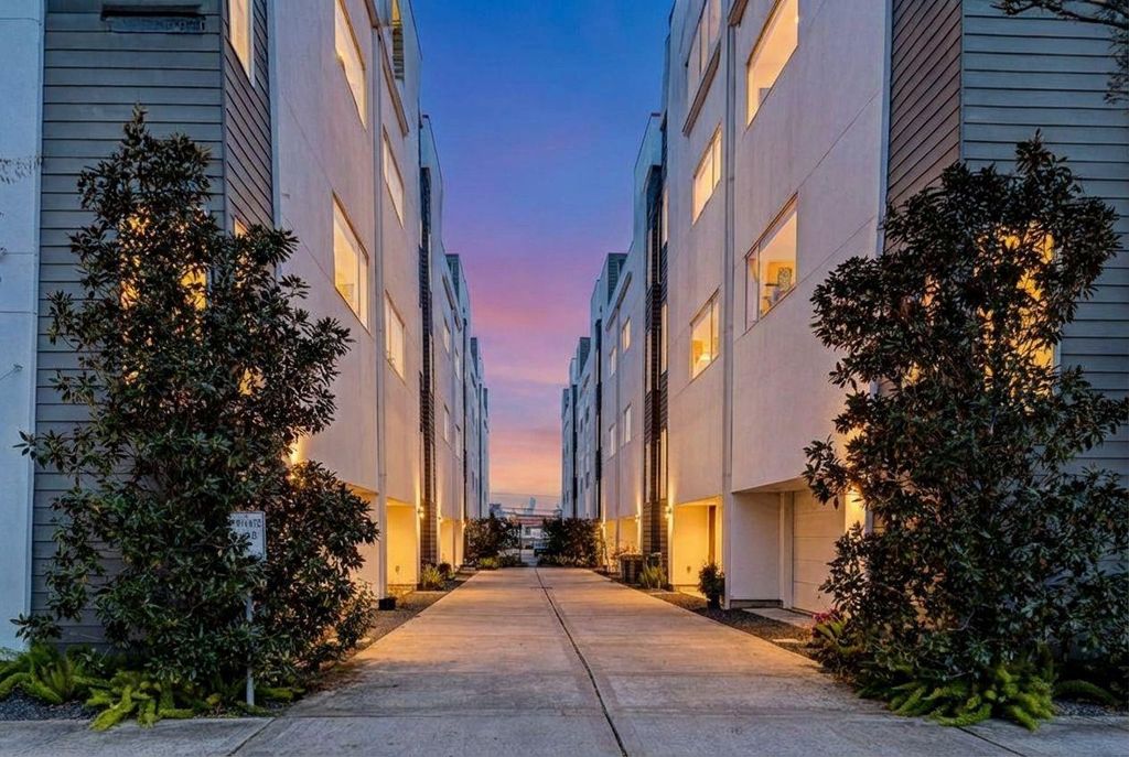 Photo of 1155 W 18th Street, Houston, TX 77008 (MLS # 93814772)