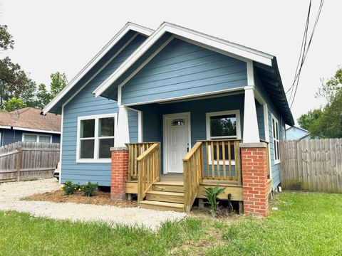 Photo of 305 Stimpson Avenue, Baytown, TX 77520 (MLS # 78097286)