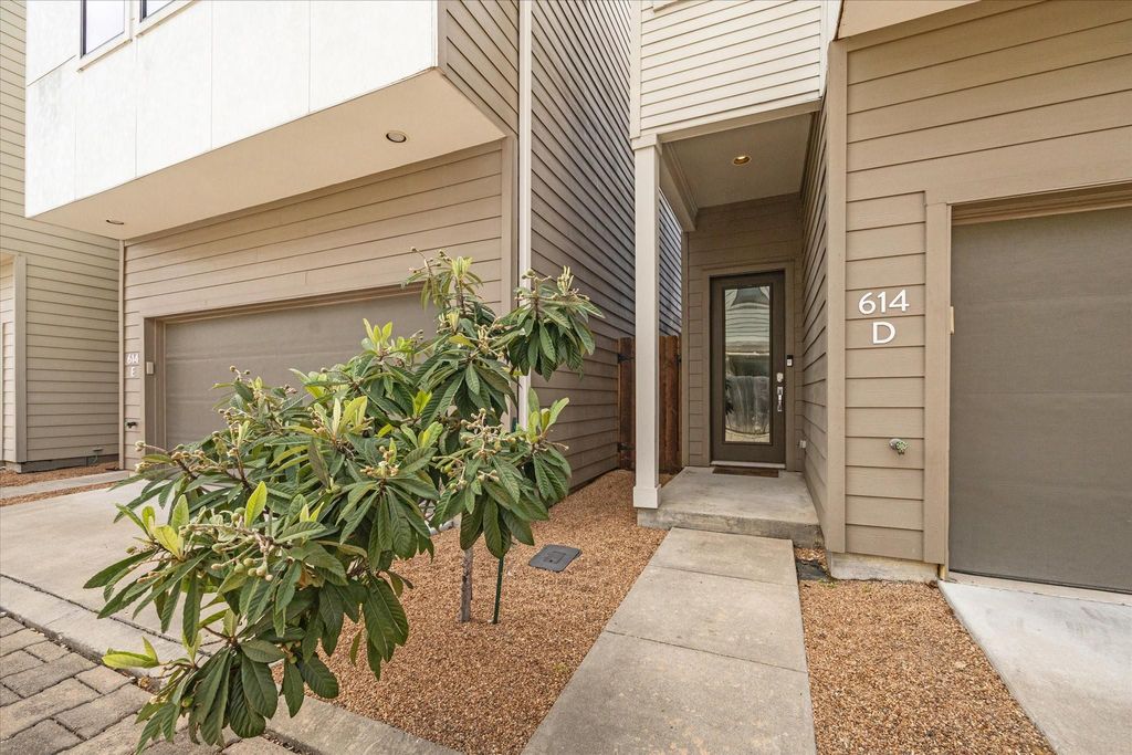 Photo of 614 Thornton Road #D, Houston, TX 77018 (MLS # 96632714)