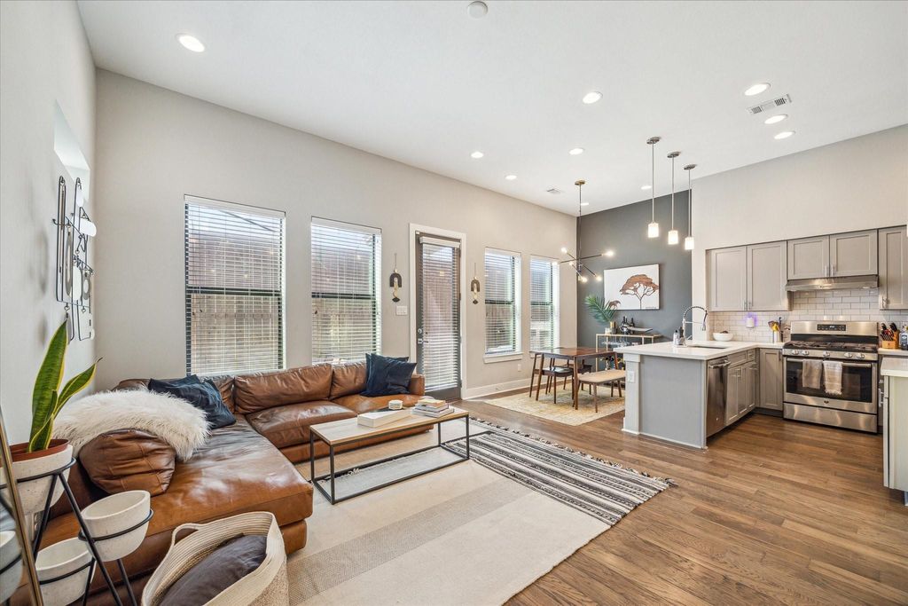 Photo of 614 Thornton Road #D, Houston, TX 77018 (MLS # 96632714)