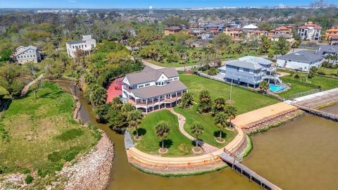 Photo of 629 Bay Vista Drive, Seabrook, TX 77586 (MLS # 95431993)