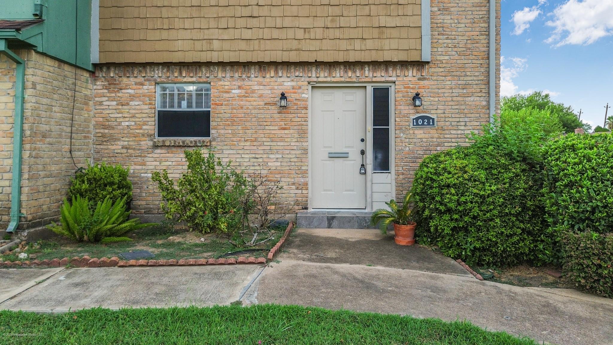 1021 Willow Oaks Circle
