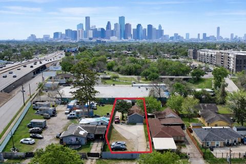 Photo of 409 Robert Lee Road, Houston, TX 77009 (MLS # 31005424)