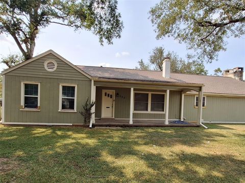 Photo of 202 W Watt Street, El Campo, TX 77437 (MLS # 32097315)