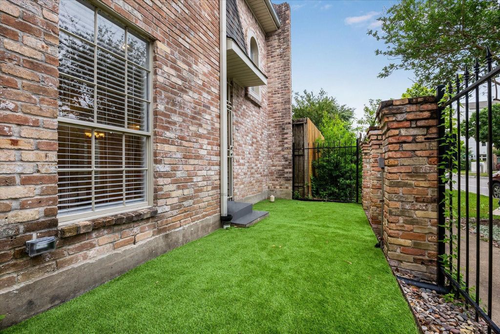 Photo of 2511 Commonwealth Street, Houston, TX 77006 (MLS # 10809283)