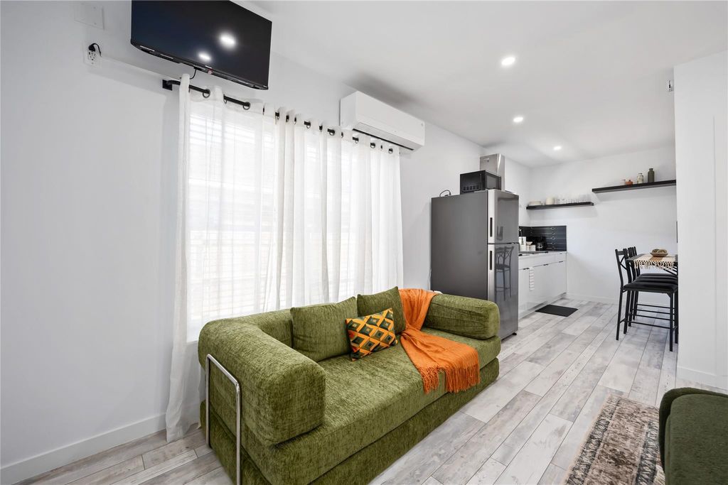 Photo of 4208 Clay St #B, Houston, TX 77023 (MLS # 67386545)