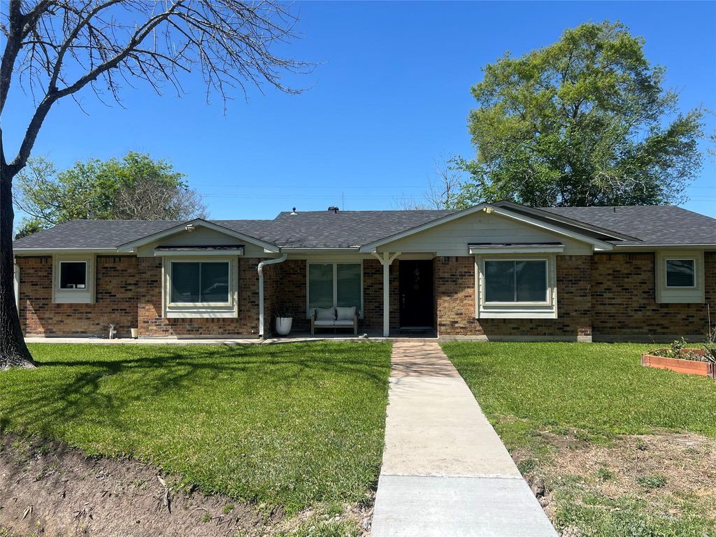 Photo of 402 Lyndale Drive, Highlands, TX 77562 (MLS # 87707258)