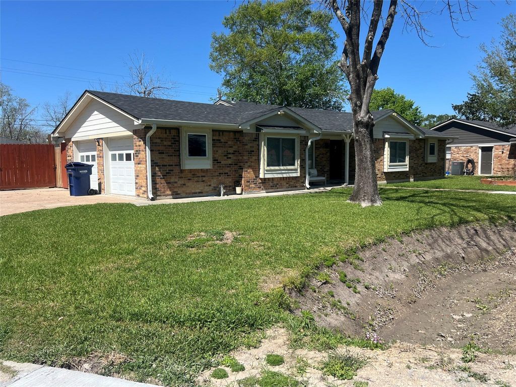 Photo of 402 Lyndale Drive, Highlands, TX 77562 (MLS # 87707258)