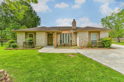 Photo of 807 Stadium Circle, Friendswood, TX 77546 (MLS # 44283818)