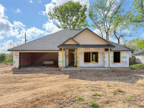 Homes For Sale - 50 Nelson Court<br/> Jones Creek, TX 77541