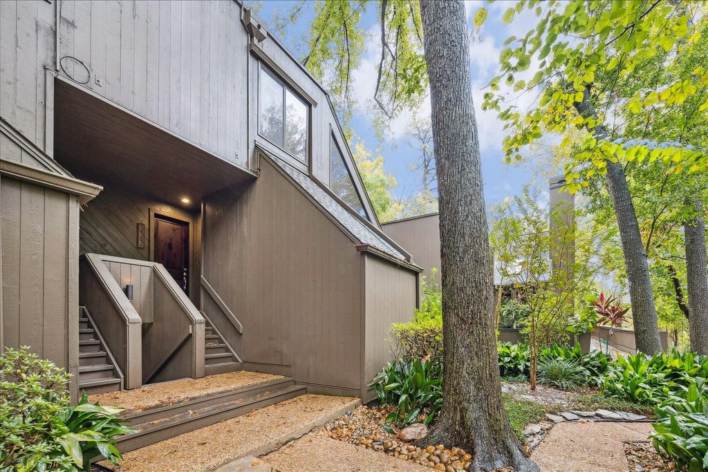 Photo of 222 Litchfield Lane, Houston, TX 77024 (MLS # 97045104)