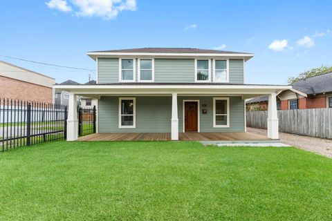 Photo of 1507 N Durham Drive, Houston, TX 77008 (MLS # 86533767)
