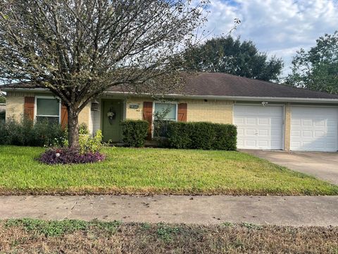 Photo of 2703 Walnut Hollow Street, Pearland, TX 77581 (MLS # 91711433)