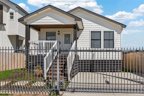 Photo of 1311 E 35th Street, Houston, TX 77022 (MLS # 11188989)
