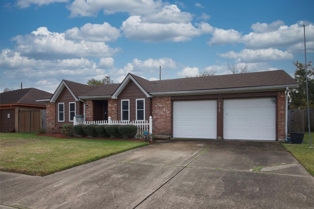 Photo of 6219 Darlinghurst Drive, Houston, TX 77085 (MLS # 11393680)