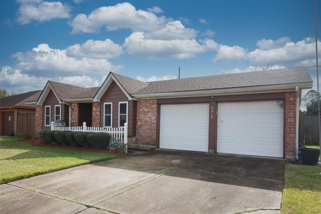 Photo of 6219 Darlinghurst Drive, Houston, TX 77085 (MLS # 11393680)