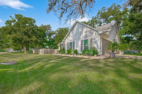 Photo of 502 Tall Timber Drive, West Columbia, TX 77486 (MLS # 55600650)