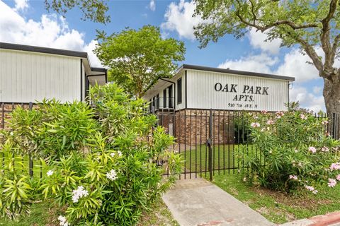 Photo of 910 7th Avenue N #5, Texas City, TX 77590 (MLS # 46299538)