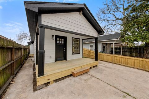 Homes For Sale - 219 E James Street<br/> Harris County, Baytown, TX 77520