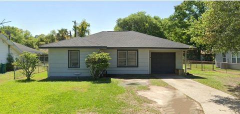 Homes For Sale - 409 Bridal Wreath Avenue<br/> Orange County, Orange, TX 77630