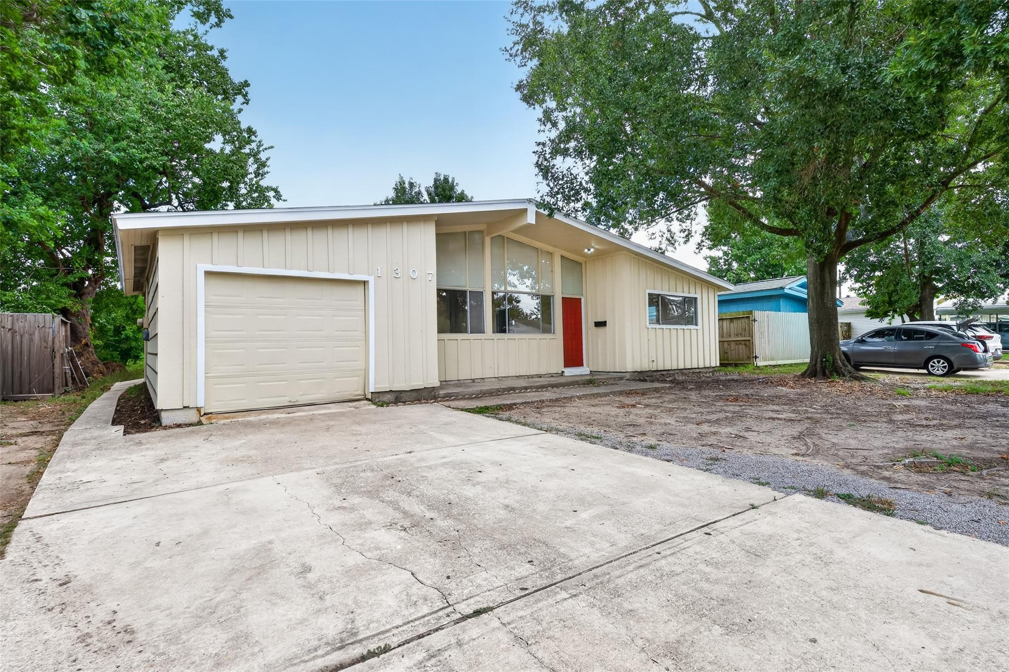 1307 Camden Road