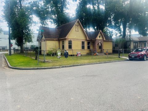 2621 Eastman Street North Houston TX 77009