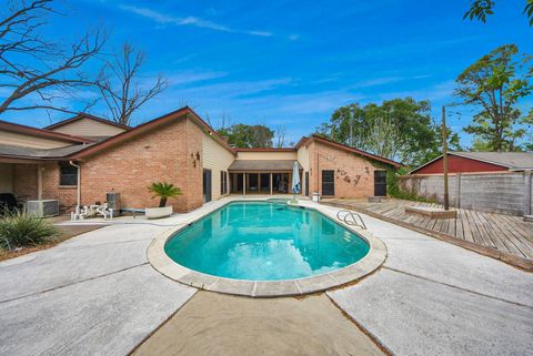 Photo of 138 Hambrick Road Rd, Houston, TX 77060 (MLS # 98359388)