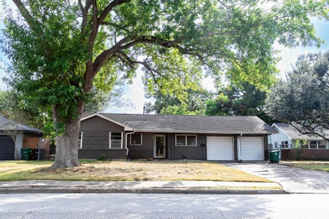 Photo of 4825 Hummingbird Street, Houston, TX 77035 (MLS # 68347151)