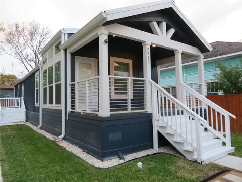 Photo of 2712 Bering Street, Houston, TX 77003 (MLS # 15547911)