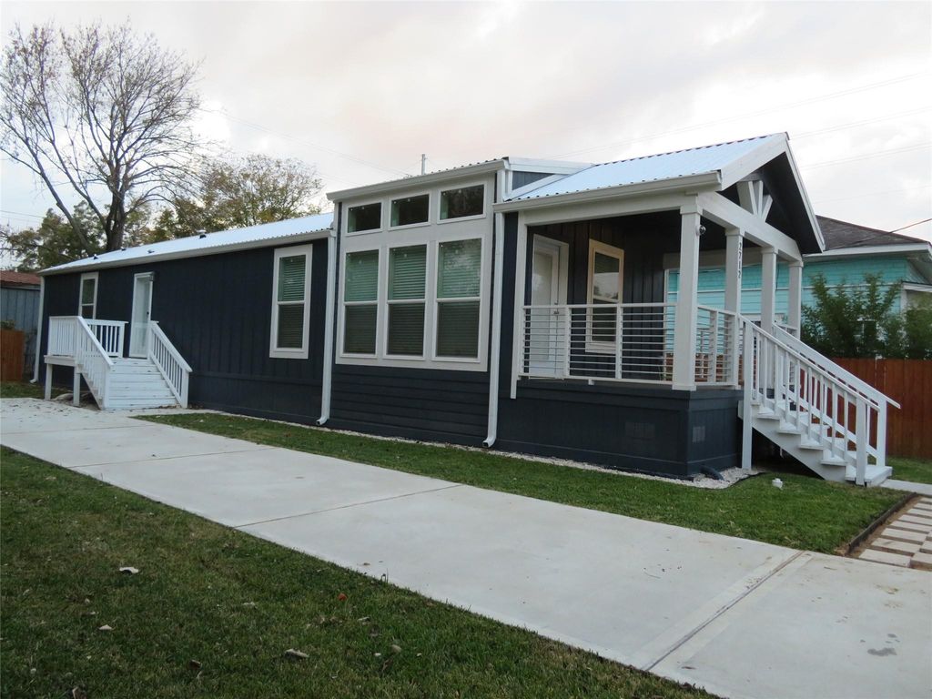 Photo of 2712 Bering Street, Houston, TX 77003 (MLS # 15547911)