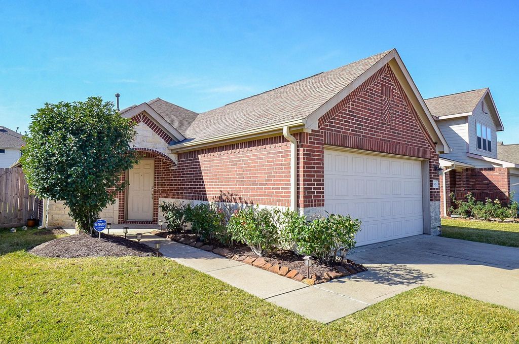 Photo of 10926 Clearsable Lane, Houston, TX 77034 (MLS # 39864977)