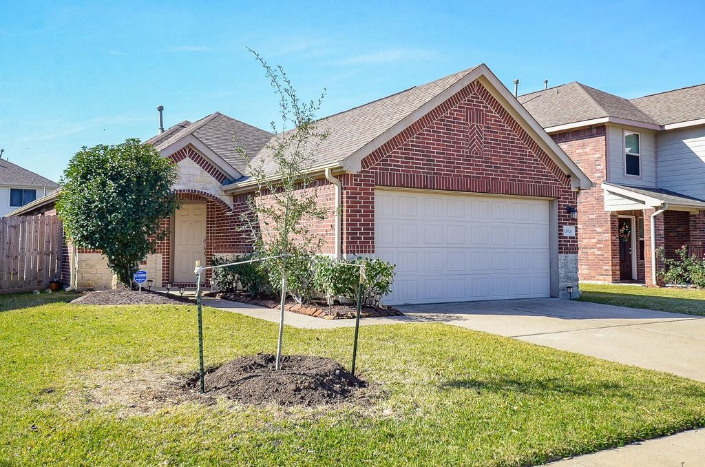 Photo of 10926 Clearsable Lane, Houston, TX 77034 (MLS # 39864977)