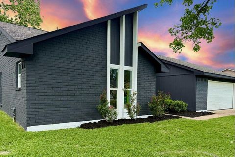 Photo of 9867 Sageroyal Lane, Houston, TX 77089 (MLS # 8458237)