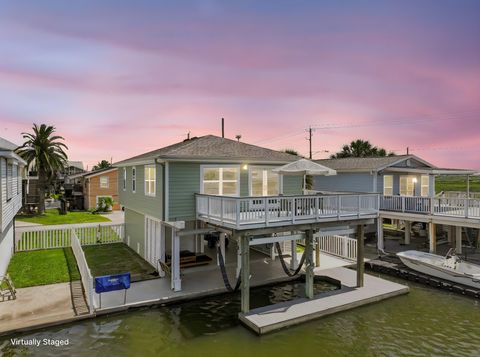 Photo of 16716 Tahiti Way, Jamaica Beach, TX 77554 (MLS # 67550830)