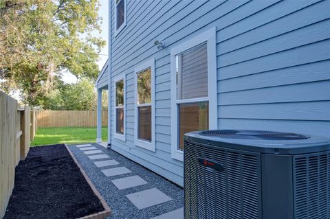 Tiny photo for 957 Ringold Street, Houston, TX 77088 (MLS # 70645492)