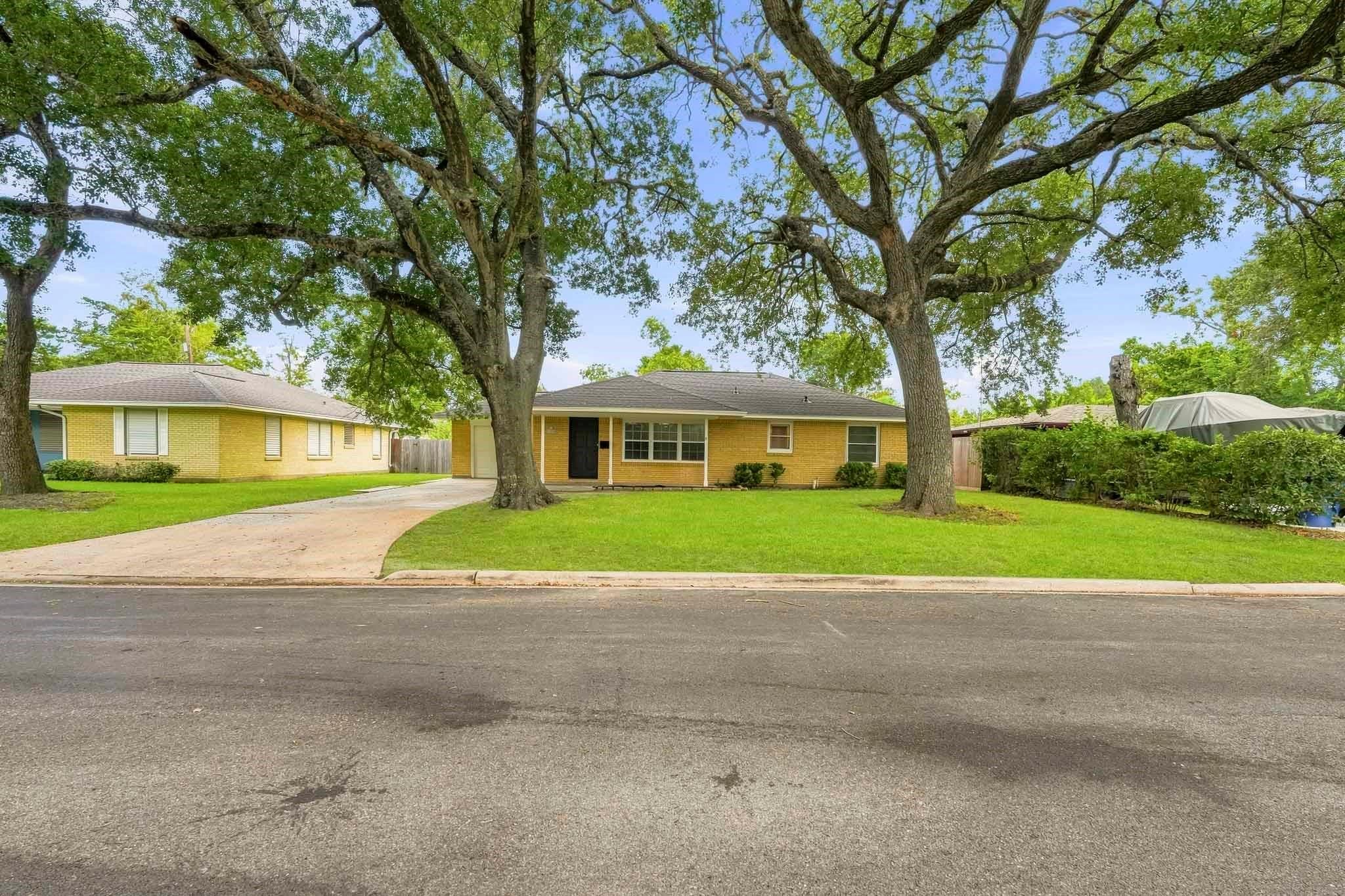 106 S Pin Oak Drive