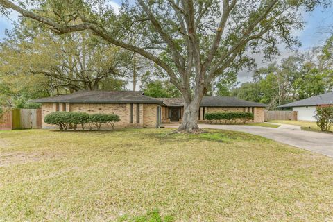 Photo of 410 Riverside Drive, Alvin, TX 77511 (MLS # 46360244)
