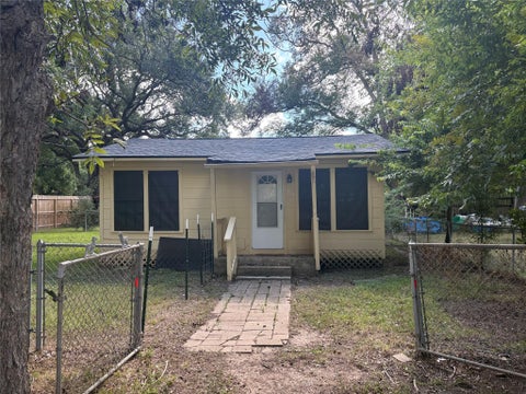 Photo of 913 Meyers Street, Clute, TX 77531 (MLS # 53946105)