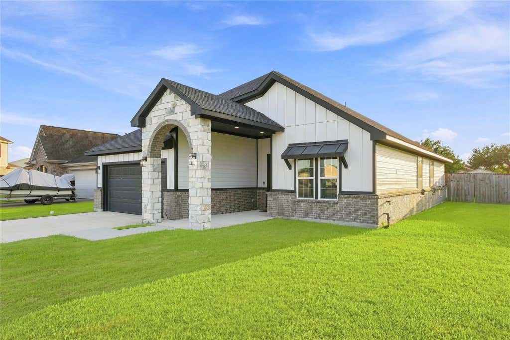 Photo of 36 Prairie Oaks Drive, La Marque, TX 77510 (MLS # 55181524)