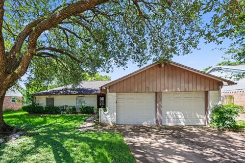 Photo of 16210 Forest Bend Avenue, Friendswood, TX 77546 (MLS # 57107577)