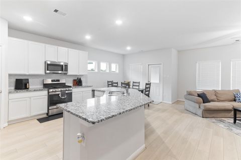 Photo of 214 Water Grass Trail, Clute, TX 77531 (MLS # 33084471)