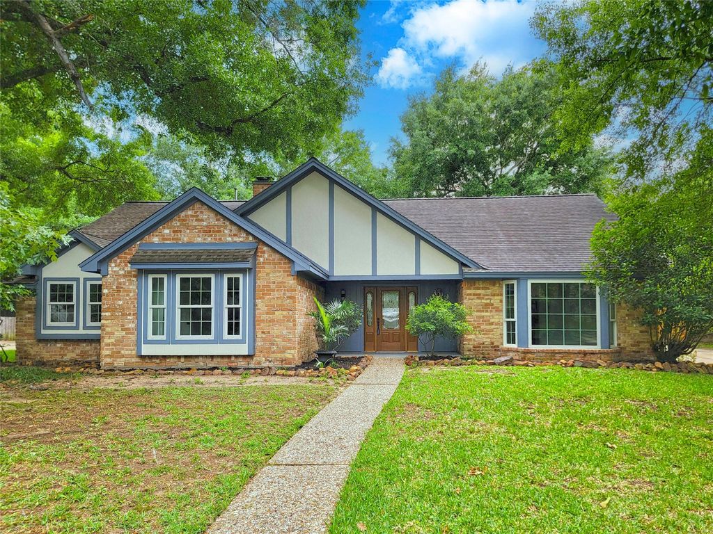 Photo of 2402 River Village Drive, Houston, TX 77339 (MLS # 97331418)