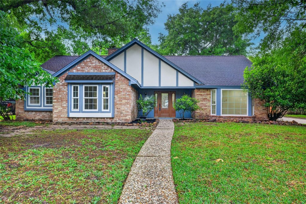 Photo of 2402 River Village Drive, Houston, TX 77339 (MLS # 97331418)