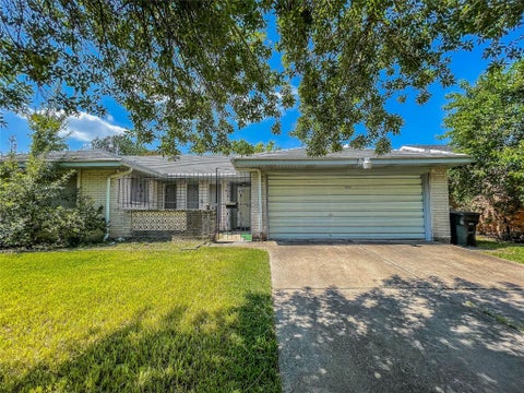 Photo of 7010 Captain Drive, Houston, TX 77036 (MLS # 50250338)
