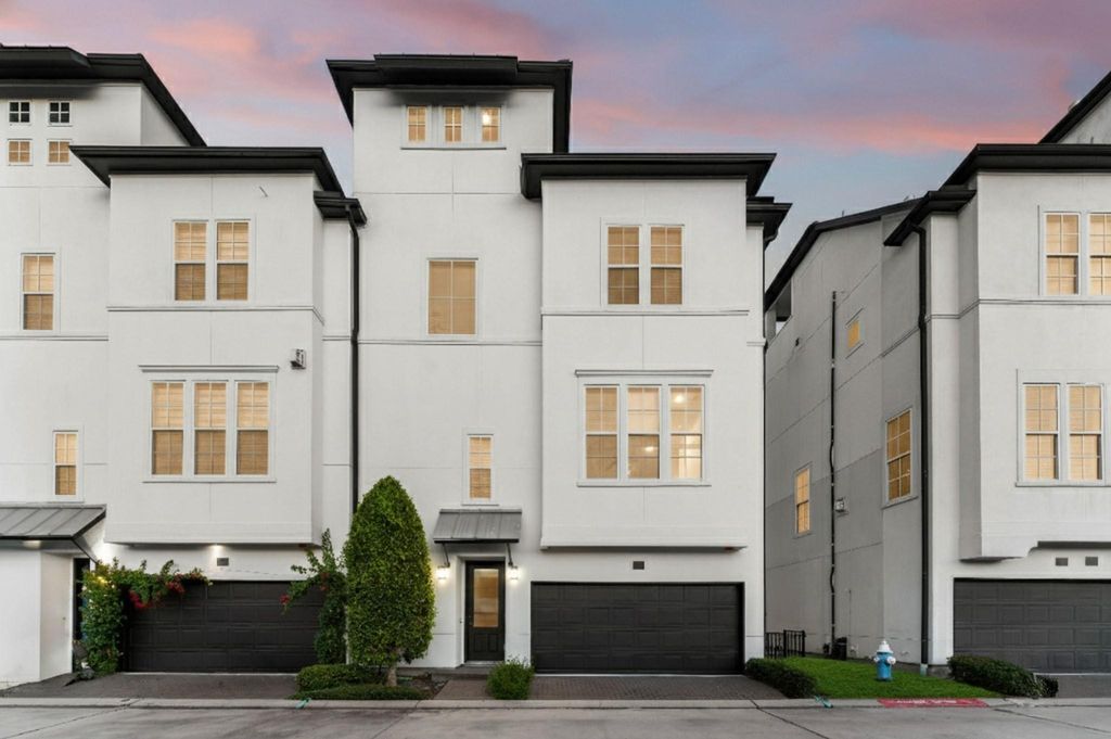 Photo of 2202 Lakeshore Edge Drive, Houston, TX 77080 (MLS # 30211535)