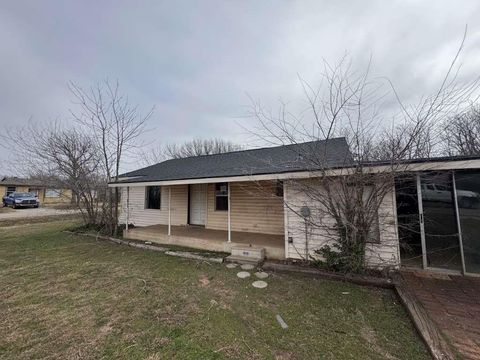 Homes For Sale - 610 W Garrison Avenue<br/> Electra, TX 76360