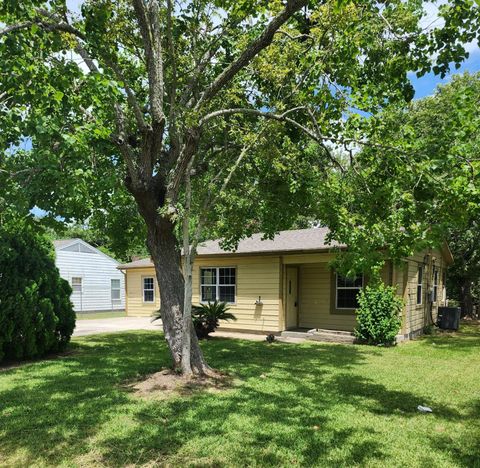 Photo of 500 Bluebonnet, La Marque, TX 77568 (MLS # 61402265)