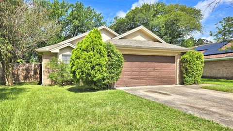 Photo of 7403 Gateridge Drive, Houston, TX 77041 (MLS # 32377513)